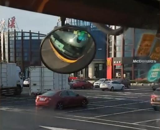 服務區停車場現遺棄包裹，司機警示 這個東西不能撿